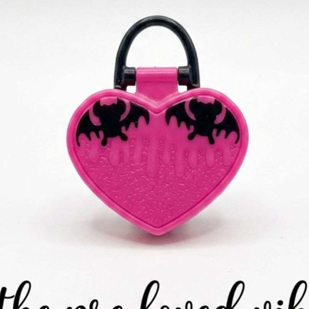 Monster High Doll Draculaura G1 Picture Day Pink Heart Shaped Purse